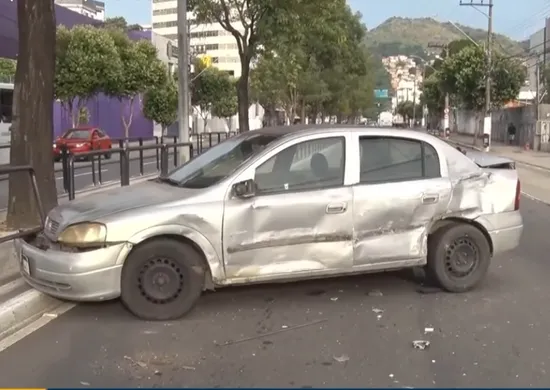 Imagem ilustrativa da imagem Homem furta carro, avança sinal vermelho e causa acidente em Vitória