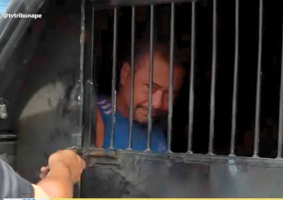 Imagem ilustrativa da imagem Homem joga água quente, esfaqueia e dá marteladas em ex-mulher por ciúmes