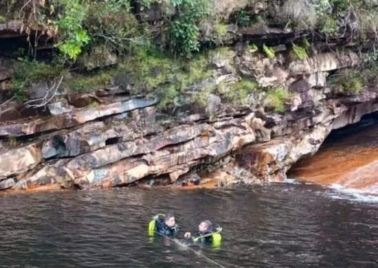 Imagem ilustrativa da imagem Homem morre afogado após salvar esposa em cachoeira em MG