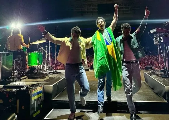 Imagem ilustrativa da imagem Jonas Brothers surgem com a bandeira do Brasil e brincam sobre Copa: "O hexa vem"