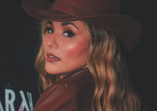 Imagem ilustrativa da imagem Larah Mendes aposta em mix de forró, sertanejo e pop