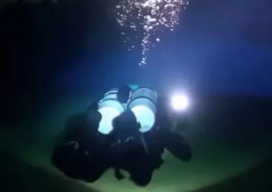 Imagem ilustrativa da imagem Local onde italianos morreram nas Maldivas tinha caverna de tubarões