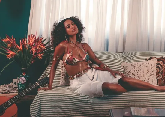 Imagem ilustrativa da imagem Luiza Dutra aposta em música sobre amor de verão em "Tropical"