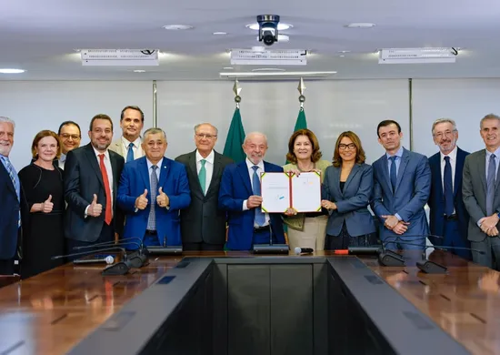 Imagem ilustrativa da imagem Lula assina MP que zera imposto federal da 'taxa das blusinhas'