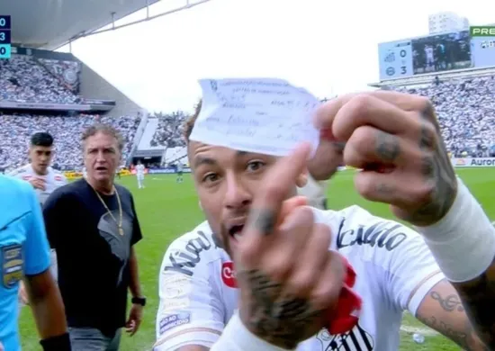 Imagem ilustrativa da imagem Neymar é obrigado a deixar jogo contra o Coritiba após erro bizarro da arbitragem