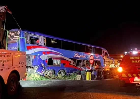Imagem ilustrativa da imagem Ônibus bate em traseira de carreta e deixa dois mortos e 33 feridos em Minas Gerais