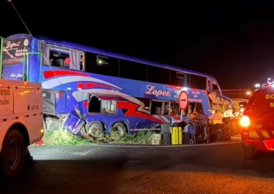 Imagem ilustrativa da imagem Ônibus com evangélicos bate em carreta e deixa 2 mortos e 20 feridos em MG