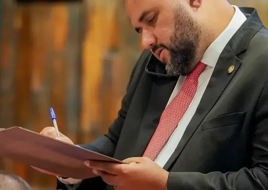 Imagem ilustrativa da imagem PF encontra mensagens de violência em celular de deputado preso no RJ