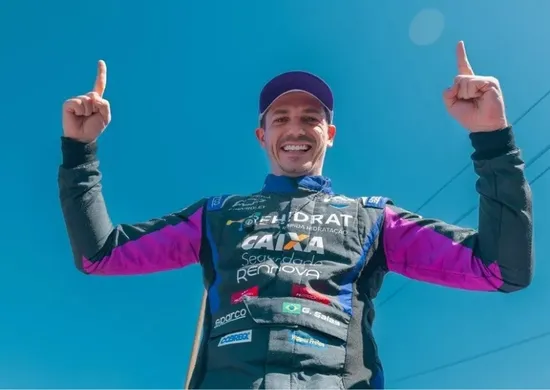 Imagem ilustrativa da imagem Salas comemora aniversário com vitória na Stock Car