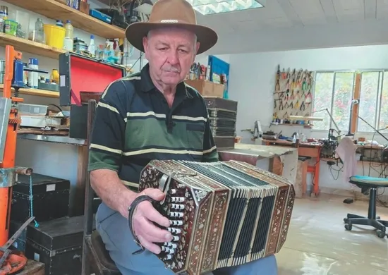Imagem ilustrativa da imagem Seu Angelino: o último fabricante de concertinas em atividade no Espírito Santo