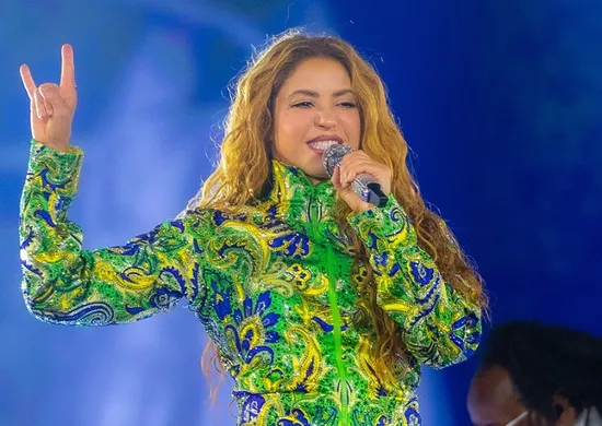 Imagem ilustrativa da imagem Shakira canta de 'Estoy Aquí' a 'País Tropical' para multidão em Copacabana