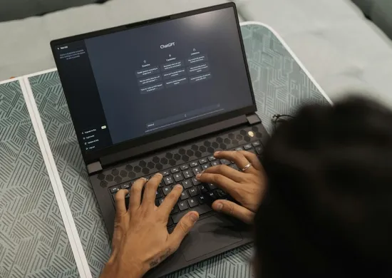 Imagem ilustrativa da imagem Suspeito de matar alunos nos EUA pesquisou no ChatGPT como descartar corpos