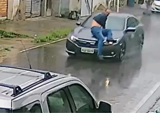 Imagem ilustrativa da imagem TJPE apura crimes contra a Justiça após advogada arrastar servidor em capô de carro