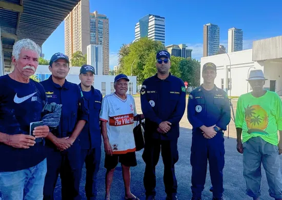 Imagem ilustrativa da imagem Três pescadores são resgatados após ficarem à deriva por dois dias no litoral do ES