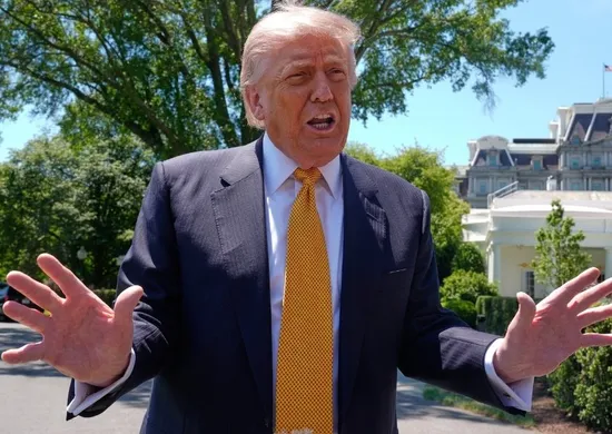 Imagem ilustrativa da imagem Trump chama repórter de 'burra' após pergunta sobre custo de salão na Casa Branca