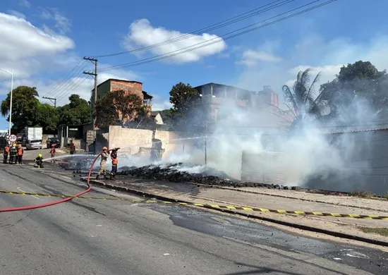 Imagem ilustrativa da imagem VÍDEO | Incêndio em depósito interdita totalmente trecho da BR-101 em Cariacica