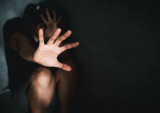 Imagem ilustrativa da imagem Youtuber de 16 anos denuncia pai por abuso sexual e violência doméstica no CE