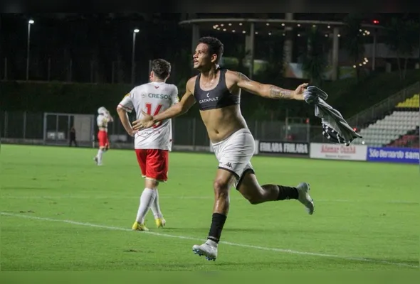 Imagem ilustrativa da imagem Rio Branco arranca empate no fim, mas deixa o G-4