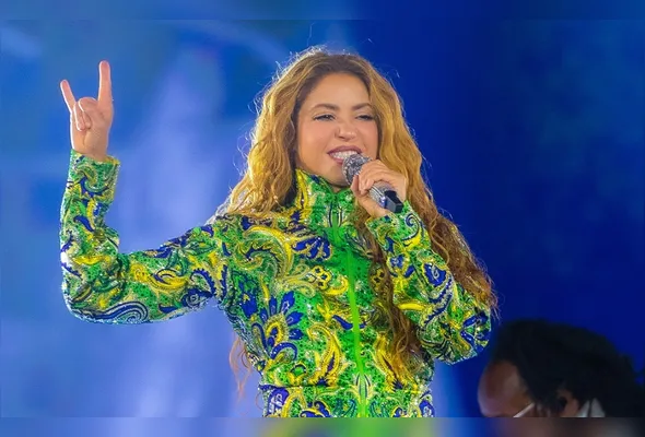 Imagem ilustrativa da imagem Shakira canta de 'Estoy Aquí' a 'País Tropical' para multidão em Copacabana