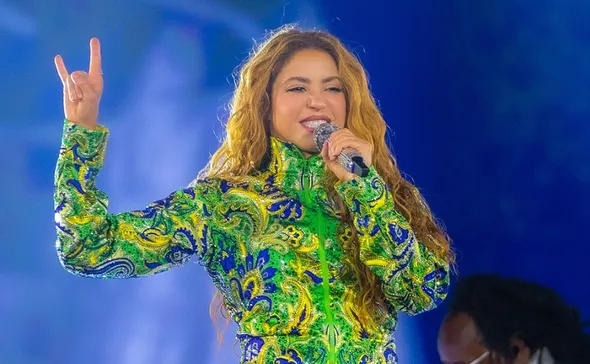 Imagem ilustrativa da imagem Shakira canta de 'Estoy Aquí' a 'País Tropical' para multidão em Copacabana