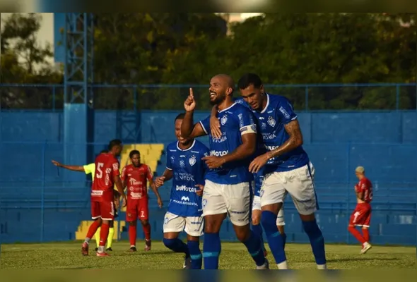 Tony comemora o primeiro gol do Vitória