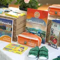 Kits de material escolar e uniformes distribuídos pela Prefeitura de Cariacica no início do ano letivo; 55 mil alunos da rede municipal receberam os itens gratuitamente.