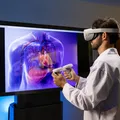 Estudante de Medicina da Faesa utiliza óculos de realidade virtual em simulação médica; a instituição é reconhecida pelo MEC como o melhor Centro Universitário do Espírito Santo.