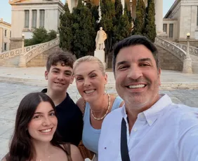 Imagem ilustrativa da imagem Ana Hickmann abre álbum de férias na Grécia com Edu Guedes e os filhos