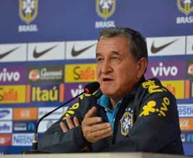 Imagem ilustrativa da imagem Carlos Alberto Parreira recebe alta após quase três meses internado