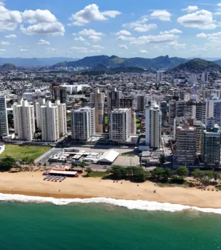 Vista aérea de Itapuã, em Vila Velha, onde o Bella Fiore Itapuã fica a cerca de 100 metros da praia