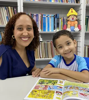 Tatiana Eça com o filho Eduardo na biblioteca do Sesi Espírito Santo; a mãe conta que o receio com a adaptação do filho ao 1º ano passou quando percebeu o acolhimento da escola.