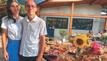 De pesqueiro a café rural com campo de girassóis: a Capital do Pastel Ibiraçu