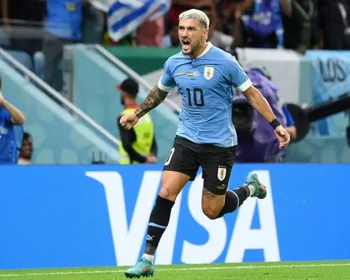 Imagem ilustrativa da imagem Camisa 10 do Uruguai, Arrascaeta sente lesão e pode ser cortado da Copa do Mundo