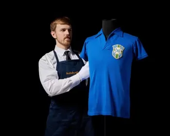 Imagem ilustrativa da imagem Camisa usada por Pelé na final da Copa de 58 é vendida por R$ 25 milhões em leilão