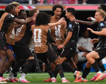 Imagem ilustrativa da imagem Canadá faz nos acréscimos, vence África do Sul e vai às oitavas da Copa pela 1ª vez