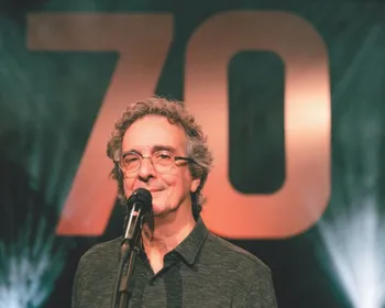 Imagem ilustrativa da imagem Carlos Papel reúne 60 anos de carreira em álbum ao vivo