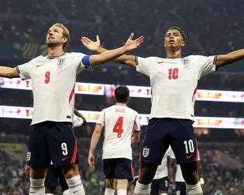 Imagem ilustrativa da imagem Com um a menos, Inglaterra derruba México no Azteca e segue na Copa