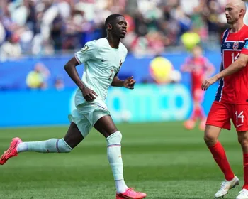 Imagem ilustrativa da imagem Dembélé faz 3 para a França e coloca Noruega no caminho do Brasil