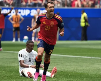 Imagem ilustrativa da imagem Espanha arrasa a Áustria e vai às oitavas da Copa com brilho de Oyarzabal