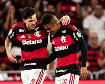 Imagem ilustrativa da imagem Flamengo supera desfalques, vence Coritiba e seca Palmeiras antes da Copa