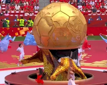 Imagem ilustrativa da imagem Gafe com taça gigante marca a cerimônia de abertura da Copa do Mundo no Canadá