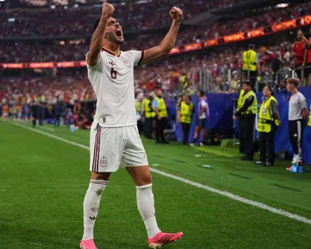 Imagem ilustrativa da imagem Herói da Espanha quase ficou fora da Copa e dedica vitória a festa polêmica