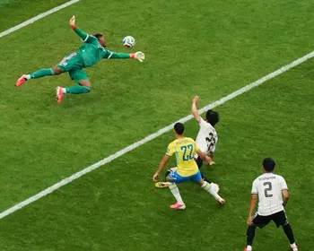 Imagem ilustrativa da imagem Jornais 'cornetam' Brasil após virada contra o Japão na Copa: 'Foi graças à camisa'