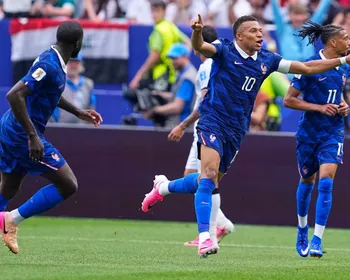 Imagem ilustrativa da imagem Mbappé classifica a França à 2ª fase da Copa e continua à caça de Messi