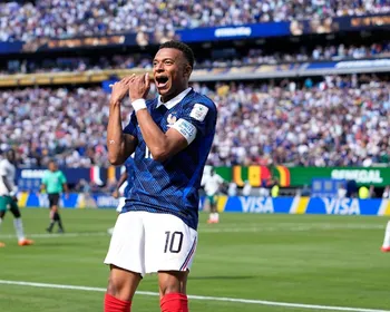 Imagem ilustrativa da imagem Mbappé destrava jogo duro, passa Pelé e comanda vitória da França sobre Senegal
