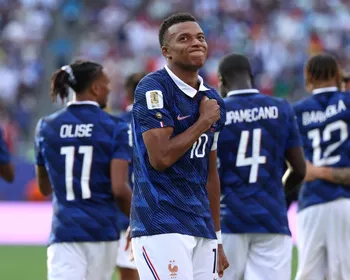 Imagem ilustrativa da imagem Mbappé destrói Suécia, Olise dá show e França vai às oitavas da Copa