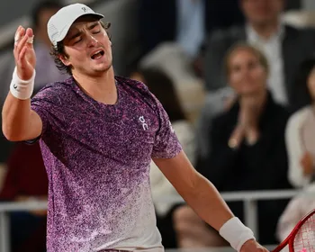 Imagem ilustrativa da imagem Mensik elimina Fonseca nas quartas de Roland Garros após batalha no terceiro set