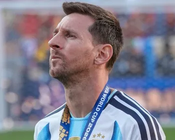 Imagem ilustrativa da imagem Messi lamenta após vice da Argentina e diz que 'vai demorar para a ferida fechar'