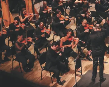 Imagem ilustrativa da imagem Noite clássica com piano e orquestra no Teatro Sesc Glória
