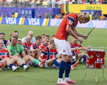 Imagem ilustrativa da imagem Noruegueses remam, triunfam e deixam Brasil na praia na Copa do Mundo